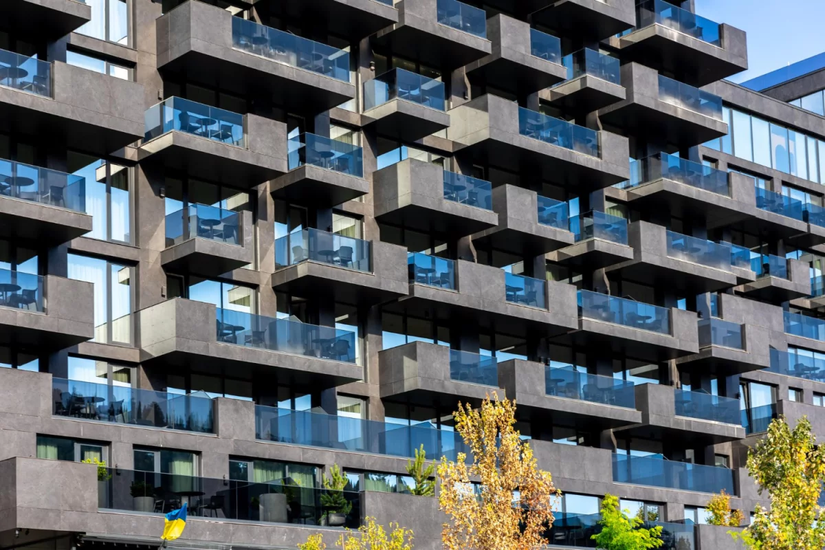 Plan vs. rzeczywistość: 7 błędów przy tworzeniu sklepu internetowego, które zjadają budżet i sprzedaż. Jak ich uniknąć krok po kroku i przyspieszyć wdrożenie